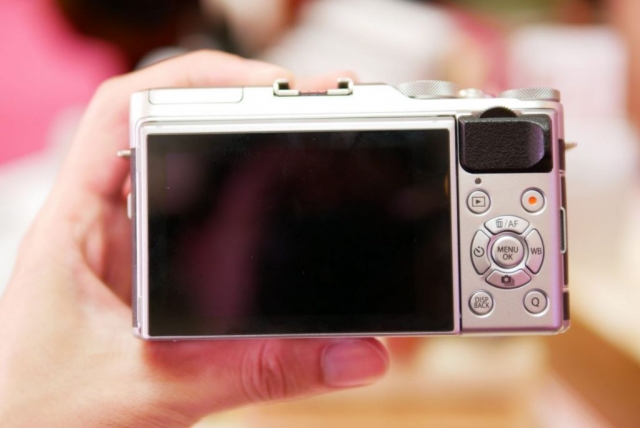 fujifilm-x-a5-mirrorless-camera-hands-on-2